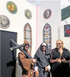  ??  ?? Unheilige Dreifaltig­keit mit Reverend «Mäck» Schaad (Mitte).