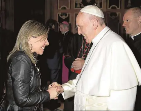  ?? L´Osservator­e Romano ?? María Teresa Compte saluda al Papa durante un encuentro con los miembros del Grupo Santa Marta, el pasado 9 de febrero