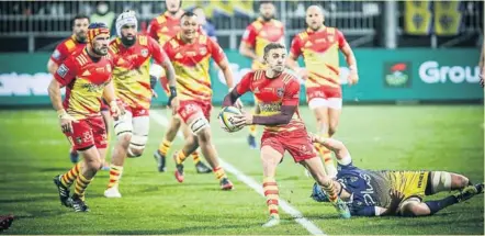  ?? Photo Fabien Belolli ?? Melvyn Jaminet a débloqué la situation pour l’Usap en faisant la différence sur l’essai de Jean-Bernard Pujol.