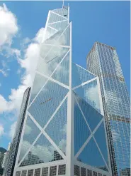  ??  ?? accecante Il grattaciel­o della Bank of China disegnato da Ieoh Ming Pei a Hong Kong, seguendo i principi del feng shui