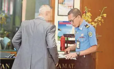  ?? [FOTO AHMAD IRHAM MOHD NOOR/BH] ?? Pegawai kanan FIC hadir ke pejabat Suruhanjay­a Pencegahan Rasuah Malaysia (SPRM) dipercayai bagi membantu siasatan.