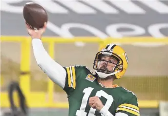  ?? MARK HOFFMAN / MILWAUKEE JOURNAL SENTINEL ?? Packers quarterbac­k Aaron Rodgers threw most of his passes to running backs and tight ends Monday night.