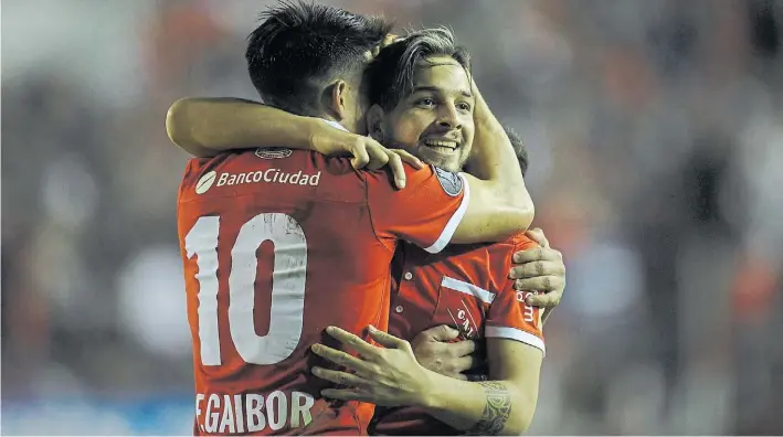  ?? FOTOS: GERMAN GARCIA ADRASTI ?? Para marcar el camino. Martín Benítez, la figura de la cancha, festeja su gol olímpico con el ecuatorian­o Fernando Gaibor. Fue el 1-0 parcial.