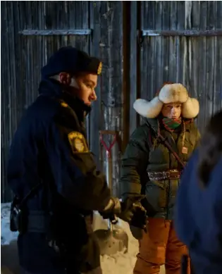  ?? FOTO: NETFLIX ?? ■
Dakota Trancher Williams spelar polisen till vänster, med Charlotte Lindmark som polisen till höger. Elin Oskal syns i rollen som Elsa, och Lars-Ante Wasara som Mattias.