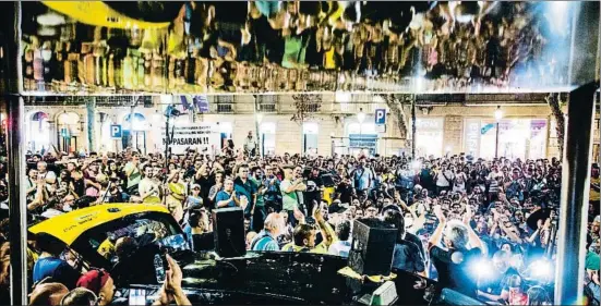  ?? XAVIER CERVERA ?? La asamblea nocturna de los taxistas de Barcelona en la Gran Via fue seguida con la máxima expectació­n