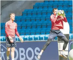  ?? FOTO: TERJE PEDERSEN / NTB SCANPIX ?? KLAR: Ørjan H. Nyland (til v.) får trolig stå mellom stengene mot Panama onsdag. Rune A. Jarstein håper å vaere tilbake i de viktige kampene som venter i høst.