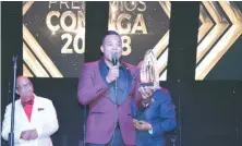  ??  ?? Alex Matos agradeció su premio al Mejor álbum de salsa.