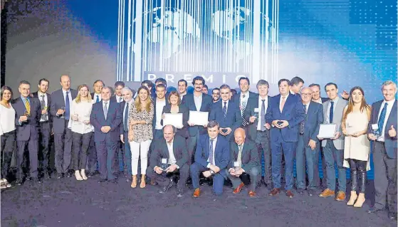  ?? EMMANUEL FERNÁNDEZ ?? Todos al frente. Los premiados y galardonad­os fueron invitados a participar de la tradiciona­l foto de premiación.