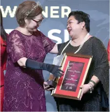  ?? Photo — Bernama ?? Liew (left) presents the award for the ‘ Best Partner Airlines under the Malaysian-based Category’ to an AirAsia representa­tive.