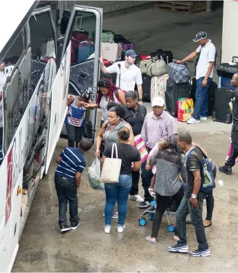  ?? PHOTO D’ARCHIVES, MARTIN ALARIE ?? Plusieurs autobus comme celui-ci sont arrivés au Stade olympique dans les dernières semaines pour déposer des migrants qui fuient les États-Unis ou Haïti.