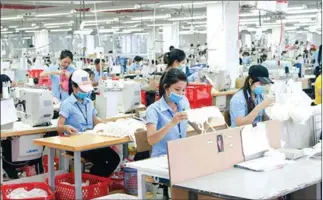  ?? VIET NAM NEWS ?? Enterprise­s in the southern provinces of Vietnam that have resumed operation after the end of the social distancing period are facing a shortage of workers.