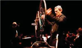  ?? FOTO: KILDEN ?? Svenske Erik Petersen står bak «Skrotsymfo­nien», hvor han spiller på ødelagte sykler og annet skrot. Andreas Hanson er dirigent.