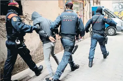  ?? QUIQUE GARCÍA / EFE ?? Los agentes conducen a uno de los 58 arrestados en la operación contra los narcopisos de la semana pasada