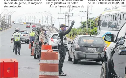  ??  ?? Personal de tres dependenci­as vigilaban, en ambos sentidos, en el puente que une Durán con Guayaquil.