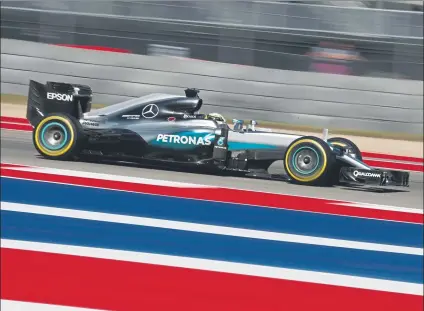  ?? FOTO: EFE ?? Lewis Hamilton se exhibió en los primeros libres y se dedicó a estudiar los neumáticos en la sesión de ayer por la tarde
