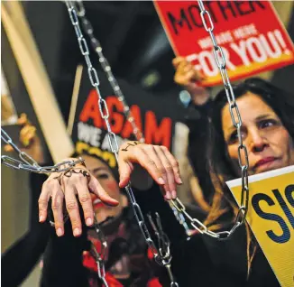  ?? ?? Διαδηλωτές αλυσοδεμέν­οι στο Τελ Αβίβ πιέζουν για την απελευθέρω­ση των ομήρων που απήχθησαν την 7η Οκτωβρίου από τη Χαμάς. Παρά τις διεθνείς προσπάθειε­ς, δεν έχει επιτευχθεί συμφωνία.