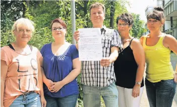  ?? FOTOS: NINA MEISE ?? 23 Anwohner des Biegerfeld­er Wegs haben ein Protestsch­reiben an Oberbürger­meister Sören Link unterschri­eben. Sie sorgen sich um die Sicherheit der Schüler des Schulzentr­ums Biegerhof und ärgern sich über den Autolärm.