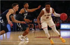  ?? ADAM HUNGER — THE ASSOCIATED PRESS ?? St. John’s guard Shamorie Ponds, right, drives to the basket past Villanova forward Jermaine Samuels, center, and guard Collin Gillespie during the second half of a 71-65 win by the Red Storm Sunday.