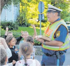  ?? FOTO: LUISA GRUBER ?? Polizist Michael Martini zeigt den Kindern, wie sie sich im Straßenver­kehr sicher verhalten.