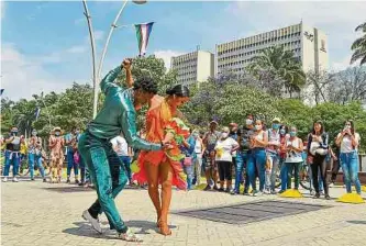  ?? ALCALDÍA ?? En lugares como los alrededore­s del edificio de Coltabaco se presentaro­n muestras de baile.