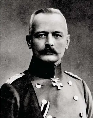  ?? ?? ERICH VON FALKENHAYN.
Ministro de la Guerra de Prusia y jefe del Estado Mayor del Ejército germano durante los dos primeros años de la Primera Guerra Mundial, Erich von Falkenhayn dimitió de su puesto a finales del verano de 1916 tras el fracaso de la batalla de Verdún, el ataque aliado en el Somme, la ofensiva Brusílov y la entrada de Rumania en la guerra. En la imagen, Erich von Falkenhayn en 1913.