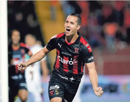  ?? JOSÉ CORDERO ?? Álvaro Aguilar emergió como goleador de Alajuelens­e en el primer tiempo, al anotar sus primeros dos tantos con los rojinegros en el campeonato nacional; sin embargo, los erizos terminaron empatando.