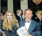  ??  ?? Der Unternehme­r Silvio Berlusconi mit seiner Ex-Frau Veronica Lario im Jahr 1982. Berlusconi auf Sizilien nach dem Wahlsieg der Forza Italia Anfang November 2017. FOTO: REUTERS FOTO: IMAGO