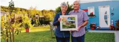  ?? Fotos: Brigitte Bunk/von Weitershau­sen ?? Den lang gehegten und gepflegten Garten ihres einstigen Anwesens im Erzgebirge sehen Matthias und Constanze Schramm nur noch auf dem Foto. Inzwischen fühlen sie sich im Haus und Garten in Binswangen wohl.