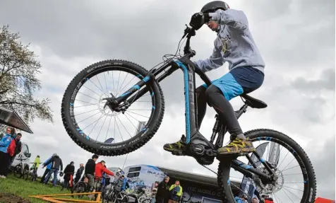  ?? Archivfoto: Andreas Lode ?? Schwerpunk­tthema der Mega ist die Elektromob­ilität. Was man alles mit den E Bikes anstellen kann, zeigte sich beim E Bike Testtag in Deuringen.