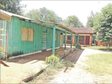  ??  ?? En la escuela de la compañía San Marcos de Paso Yobái también se utiliza un pabellón de aulas de madera para albergar a los alumnos.