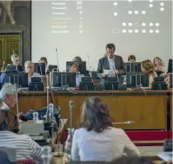  ??  ?? Aula La sala del consiglio comunale di Palafrizzo­ni in una foto d’archivio