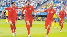  ?? FOTO: DPA ?? Harry Maguire (M.) jubelt mit John Stones (li.) und Harry Kane.