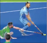  ?? AFP ?? ▪ Sardar Singh vies for the ball with Ireland's Shane O'Donoghue.