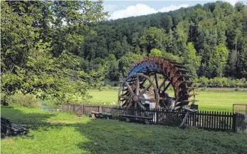  ?? FOTO: ARCHIV ?? Das Wasserrad in Talsteußli­ngen ist eine der Sehenswürd­igkeiten, die auf der Wegstrecke liegen.