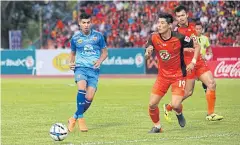  ??  ?? Prachuap’s Kwon Dae-Hee, right, in action against Sukhothai.