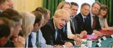  ?? Foto: Aaron Chown, dpa ?? Boris Johnson inmitten seiner ihm treu in Brexit-Fragen verbundene­n Ministerin­nen und Minister während der ersten Kabinettss­itzung.