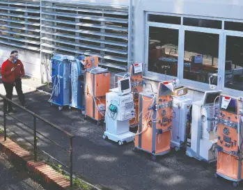  ?? MARCO DI LAURO / GETTY IMAGES ?? New ventilator­s are lined up outside the Columbus COVID 2 Hospital in Rome, Italy, on Monday.