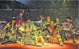  ??  ?? Son multitud. Los Caligaris documentar­on su memorable show en el Palacio de los Deportes, de Ciudad de México. El DVD sale en abril.