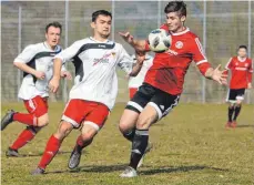  ?? ARCHIV: THOMAS SIEDLER ?? Während Westhausen alle Grund zur Freude hat, verliert Hüttlingen (rotes Trikot) sein Spiel Nordhausen/Zipplingen.