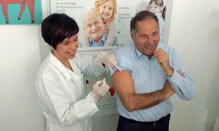  ??  ?? L’esempioIl direttore dell’Ulss 2 Francesco Benazzi ieri si è vaccinato pubblicame­nte per dare il via alla campagna vaccinale