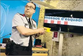  ?? PERE DURAN / NORD MEDIA ?? Imagen de la presentaci­ón de las Taser, ayer en Girona