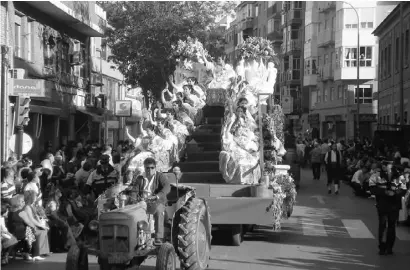  ?? Foto: CBN-Archiv ?? Die Festkönigi­nnen kommen mit dem Trecker nach Murcia.