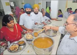  ?? PARDEEP PANDIT/HT ?? Food being served at Sanjhi Rasoi in civil hospital, Jalandhar.