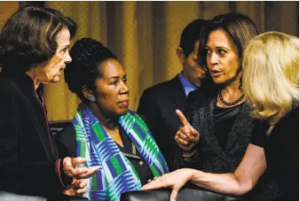  ?? Melina Mara / Washington Post ?? California Sens. Dianne Feinstein (left) and Kamala Harris flank Rep. Sheila Jackson Lee, D-Texas, in a conversati­on before the Senate committee hearing.