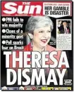  ??  ?? Die „Sun“, Englands größte Boulevard-Zeitung, hat die Premiermin­isterin auf dem Titel – und ein Wortspiel mit ihrem Nachnamen: Dismay bedeutet Bestürzung, Entsetzen.