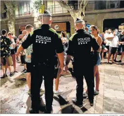  ?? QUIQUE GARCÍA / EFE ?? Guardias urbanos desalojand­o una plaza del barrio de Gracia de Barcelona.