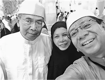  ??  ?? Taking a wefie while in Mecca.