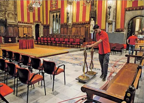  ?? ROSER VILALLONGA ?? Los preparativ­os. Operarios trabajaban ayer en el Saló de Cent para el acto de investidur­a que se celebra esta tarde