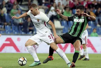  ??  ?? A secco Edin Dzeko in azione ieri sera con il Sassuolo: il bomber romanista si è fermato a 16 gol in campionato