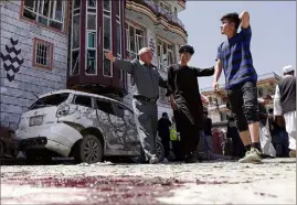  ?? (Photo EPA/MaxPPP) ?? L’attentat s’est produit dans le quartier majoritair­ement chiite de l’ouest de la capitale afghane.
